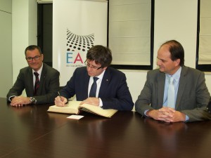 President Generalitat signant llibre d'honor